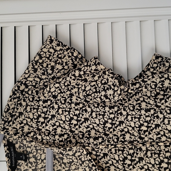 Banana Republic Factory flutter sleeve floral tie-neck blouse - Picture 10 of 16